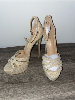 NWT ShoeDazzle Champagne Strappy Platform Heels| Size 7.5